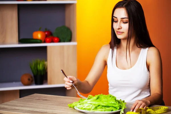 Söt kvinna med färska grönsaker och frukter som leder en hälsosam livsstil. — Stockfoto