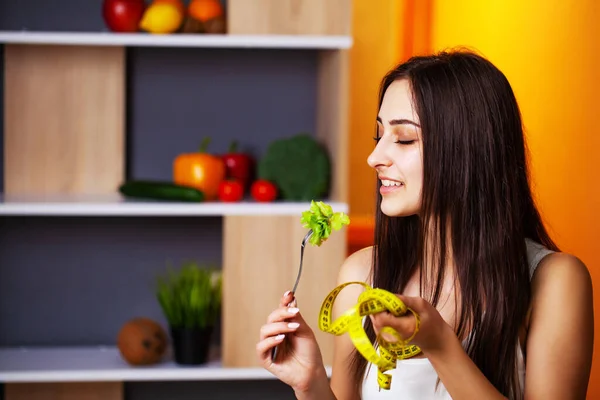 Söt kvinna med färska grönsaker och frukter som leder en hälsosam livsstil. — Stockfoto