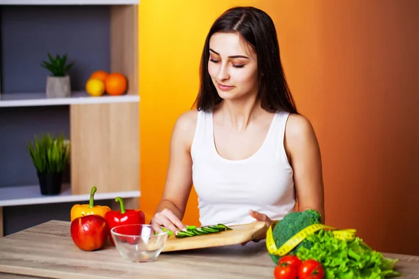 Söt kvinna med färska grönsaker och frukter som leder en hälsosam livsstil. — Stockfoto