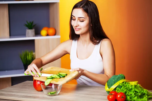 Mujer linda con verduras frescas y frutas que llevan un estilo de vida saludable . — Foto de Stock