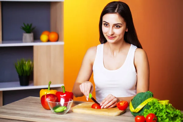 Cute woman with fresh vegetables and fruits leading a healthy lifestyle. — Stock Photo, Image