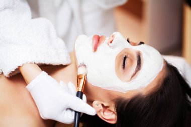 Güzel bir kadın güzellik salonunda spa tedavisi görüyor..