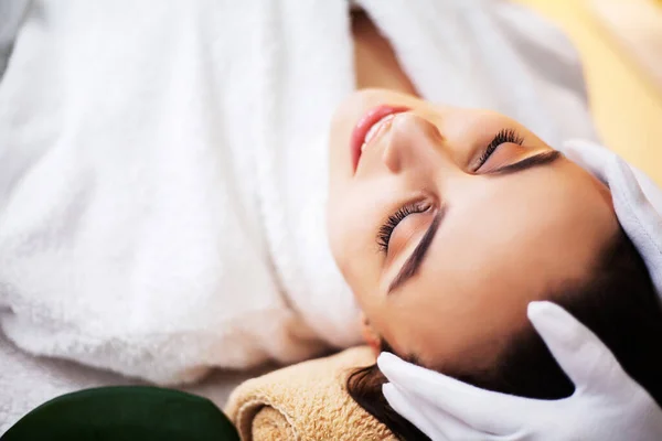 Pretty woman getting spa treatments at beauty studio. — Stock Photo, Image
