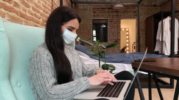 Wanita tinggal di rumah selama epidemi dan bekerja pada laptop. — Stok Video