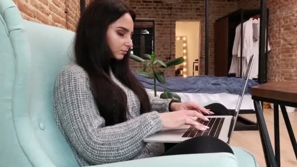 Mujer quedarse en casa durante una epidemia y trabajar en un ordenador portátil . — Vídeos de Stock