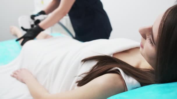 Menina bonita recebe procedimentos de remoção de cabelo a laser no estúdio de beleza — Vídeo de Stock