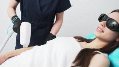 Güzel Kız Güzellik Stüdyosunda Lazer Saç Temizleme Prosedürü Aldı