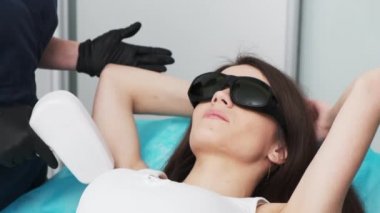 Güzel Kız Güzellik Stüdyosunda Lazer Saç Temizleme Prosedürü Aldı