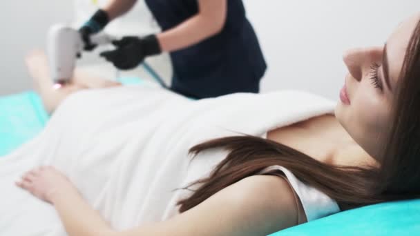 Güzel Kız Güzellik Stüdyosunda Lazer Saç Temizleme Prosedürü Aldı — Stok video