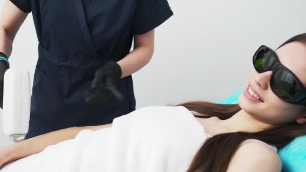 Menina bonita recebe procedimentos de remoção de cabelo a laser no estúdio de beleza — Vídeo de Stock