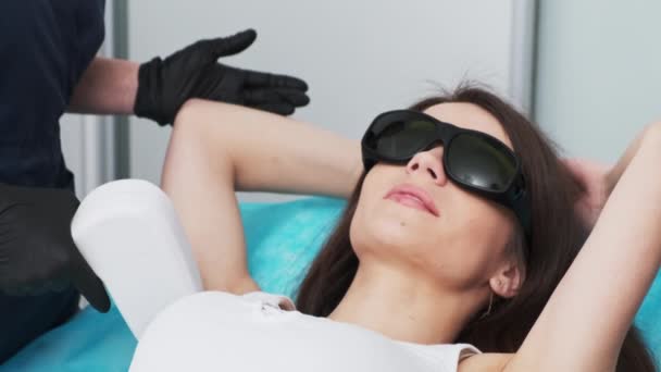 Bella ragazza riceve procedure di depilazione laser in Beauty Studio — Video Stock