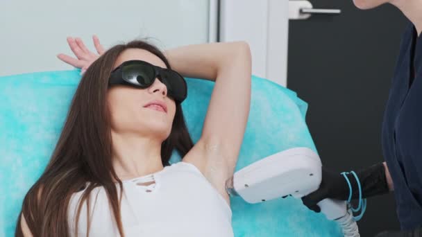 Bella ragazza riceve procedure di depilazione laser in Beauty Studio — Video Stock