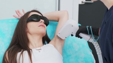 Güzel Kız Güzellik Stüdyosunda Lazer Saç Temizleme Prosedürü Aldı