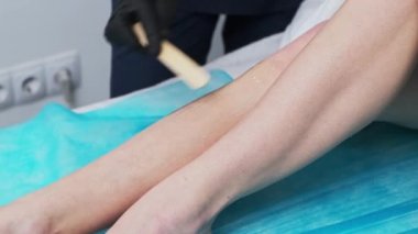 Güzel Kız Güzellik Stüdyosunda Lazer Saç Temizleme Prosedürü Aldı