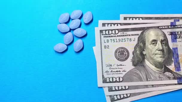 昂贵的药物。不同颜色的钱币背景药丸 — 图库视频影像
