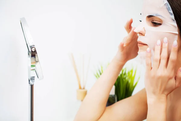 Mulher no banheiro aplica cosméticos aos cuidados com a pele — Fotografia de Stock