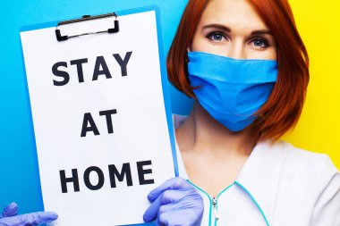 Üzerinde yazı olmayan bir kadın evde kalıp Cavid-19 'un yayılmasını durdurmak için bağırıyor..