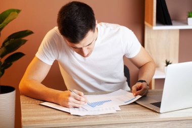 Şirket ofisinde çalışmaktan yorulmuş.