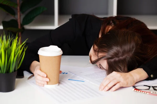 Vermoeide werknemer aan het bureau van het bedrijf — Stockfoto