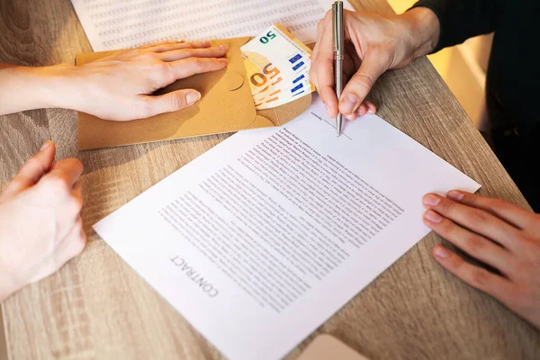 Civil servant receives a bribe for facilitating the signing of contract. — Stock Photo, Image