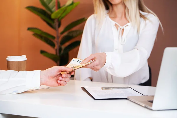 Employee is given a bribe for a favorable signing of contract — Stock Photo, Image