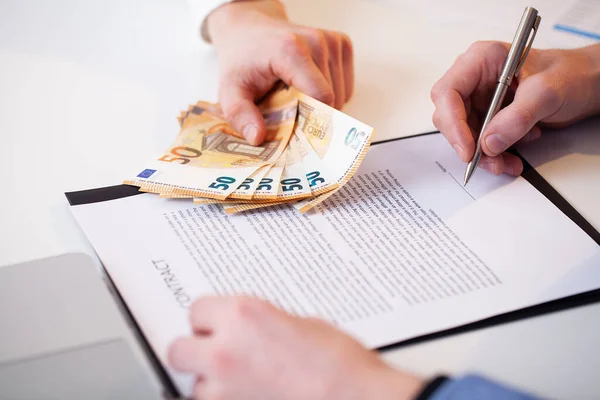 Employee is given a bribe for a favorable signing of contract — Stock Photo, Image