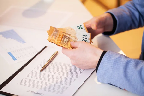 Employee is given a bribe for a favorable signing of contract — Stock Photo, Image