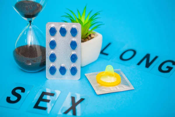 Pillen, die die sexuelle Gesundheit von Männern für eine lange Zeit auf blauem Hintergrund fördern — Stockfoto