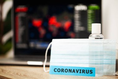 Virüs yayılmış bir kartın arka planında Coronavirus koruması