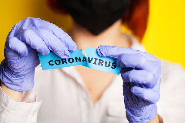 Kobieta w rękawiczkach ochronnych z napisem koronawirus — Zdjęcie stockowe