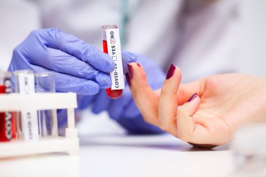 Hastanedeki kadın koronavirüs için kan testi yaptırıyor.