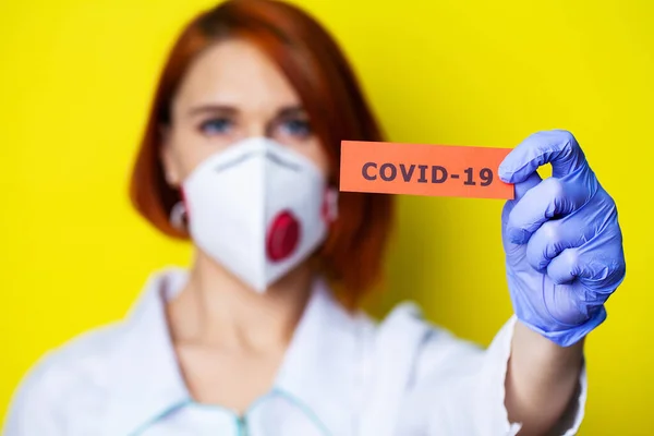 Mujer con guantes protectores con inscripción coronavirus —  Fotos de Stock