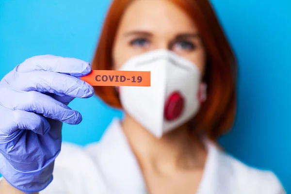 Mujer con guantes protectores con inscripción coronavirus —  Fotos de Stock