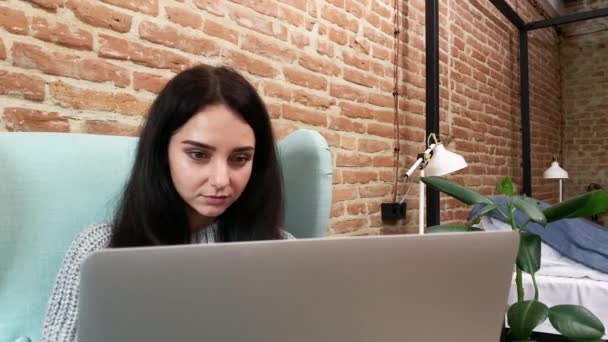 Mujer joven se queda en casa y trabaja en línea durante una epidemia de virus — Vídeos de Stock