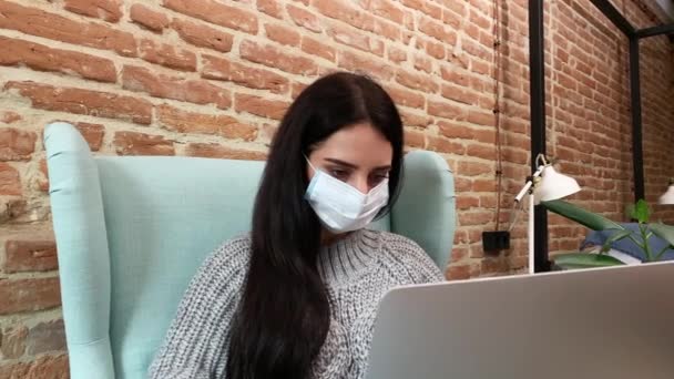 Młoda kobieta zostaje w domu i pracuje online podczas epidemii wirusa — Wideo stockowe