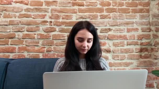 Une jeune femme reste à la maison et travaille en ligne pendant une épidémie de virus — Video