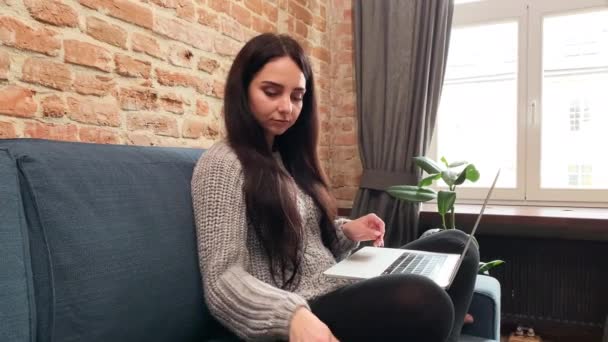 Mujer joven se queda en casa y trabaja en línea durante una epidemia de virus — Vídeo de stock
