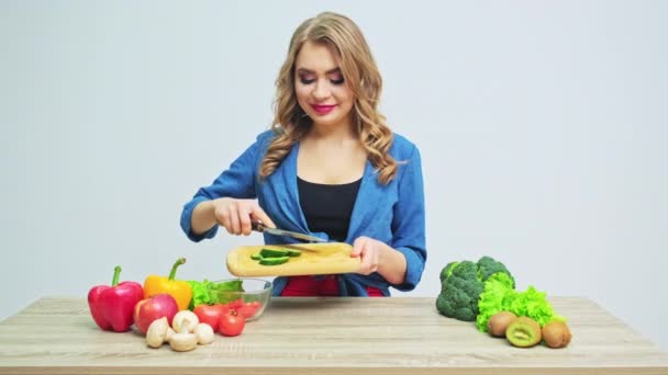 Jovem em uma dieta rigorosa prepara uma salada de legumes frescos — Vídeo de Stock
