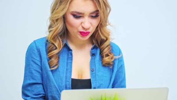 Jonge vrouw werkt op laptop in het kantoor van het bedrijf — Stockvideo