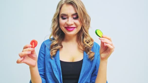 Fiatal nő szigorú diéta készít egy saláta friss zöldség — Stock videók