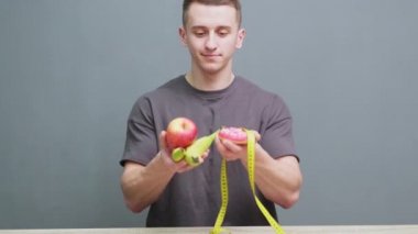 Genç sporcu elinde yüksek proteinli bir yemek tutuyor.