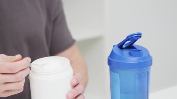 Sport facet przygotowuje shake proteinowy po treningu — Wideo stockowe