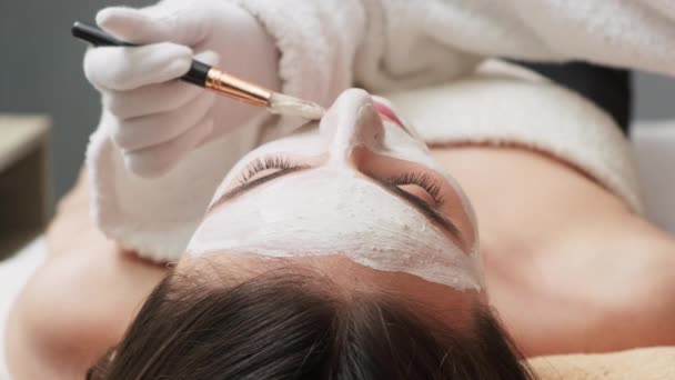 Jovens visitas de beleza salão de spa e obter máscara facial para cuidados com a pele facial — Vídeo de Stock