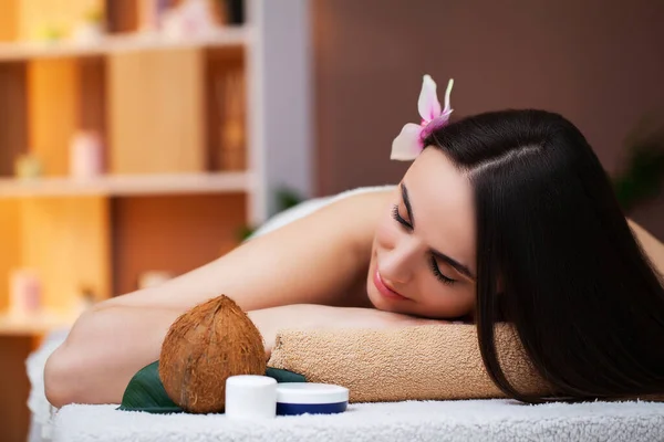 Jeune femme recevant des services cosmétiques dans un salon de spa — Photo