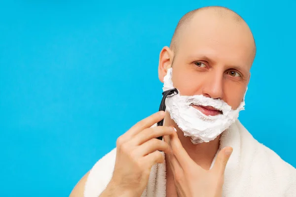 浴室里的男人用剃须刀刮胡子 — 图库照片