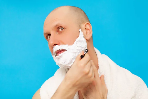 浴室里的男人用剃须刀刮胡子 — 图库照片