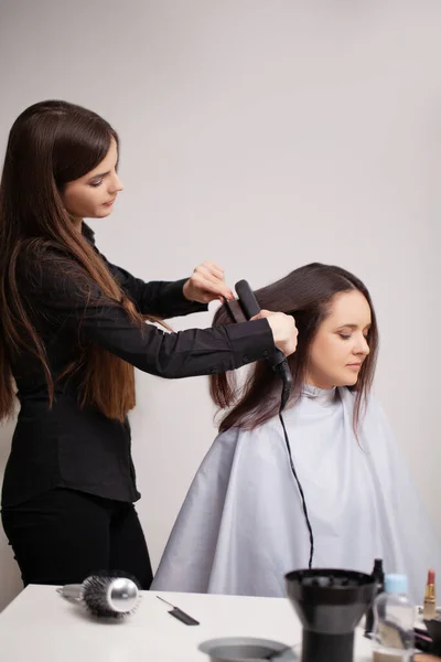 Il parrucchiere professionista fa le procedure di cura dei capelli a casa — Foto Stock
