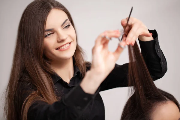 Professioneller Friseur führt Haarpflege zu Hause durch — Stockfoto