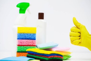 Beyaz arka planda profesyonel temizlik ürünleri