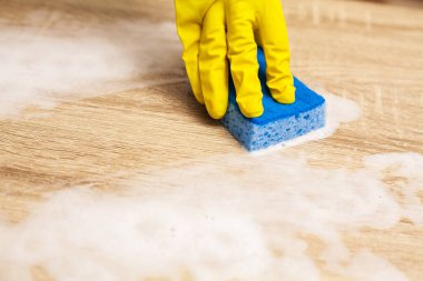 Temizlik şirketi çalışanının kapatılması ofisi temizler..